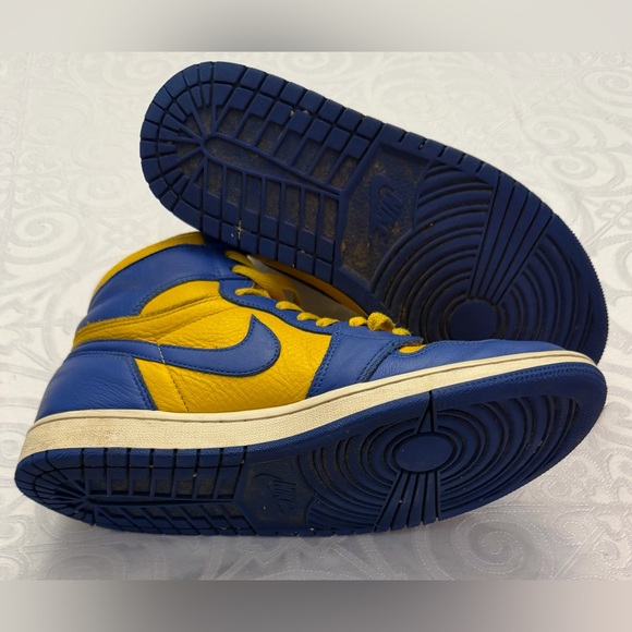 Nike Air Jordan 1 High Woman Size 10 / Men 8.5 Sneakers Running Shoes FD2596-700 - Picture 11 of 15